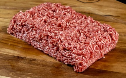 rundergehakt op een plank Vleesch van de weij